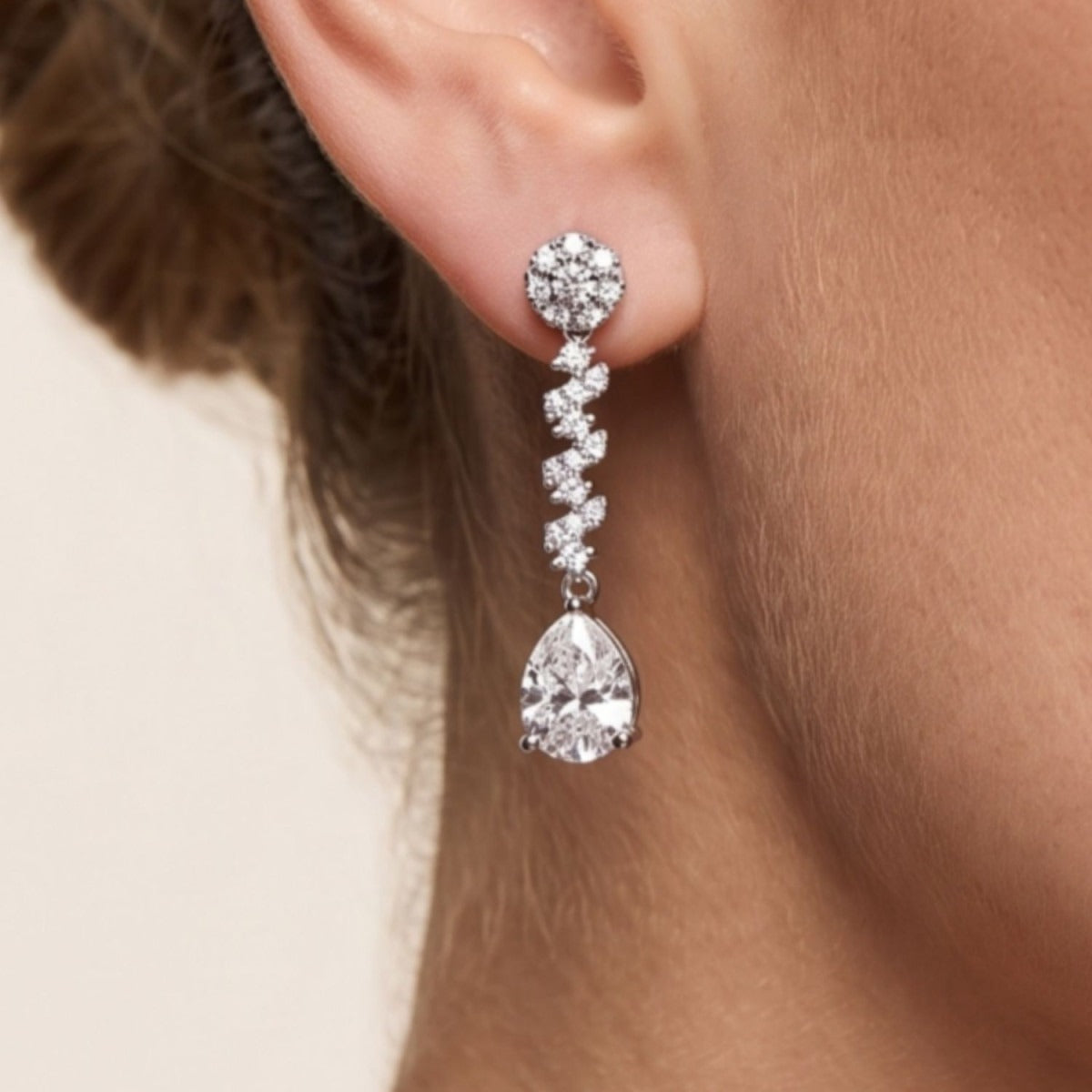 Pendientes zigzag plata de ley con circonitas blancas puestos en la oreja