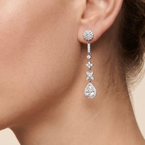 Pendientes beauty plata de ley con circonitas blancas puestos en la oreja