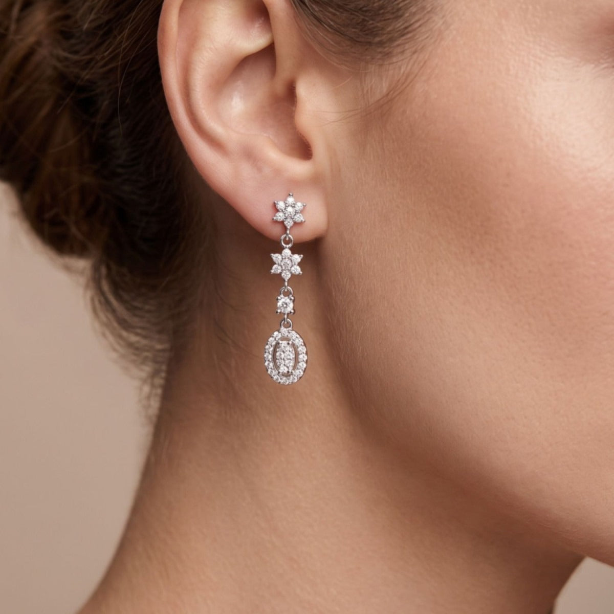 Pendientes bleuet plata de ley con circonitas blancas puestos en la oreja