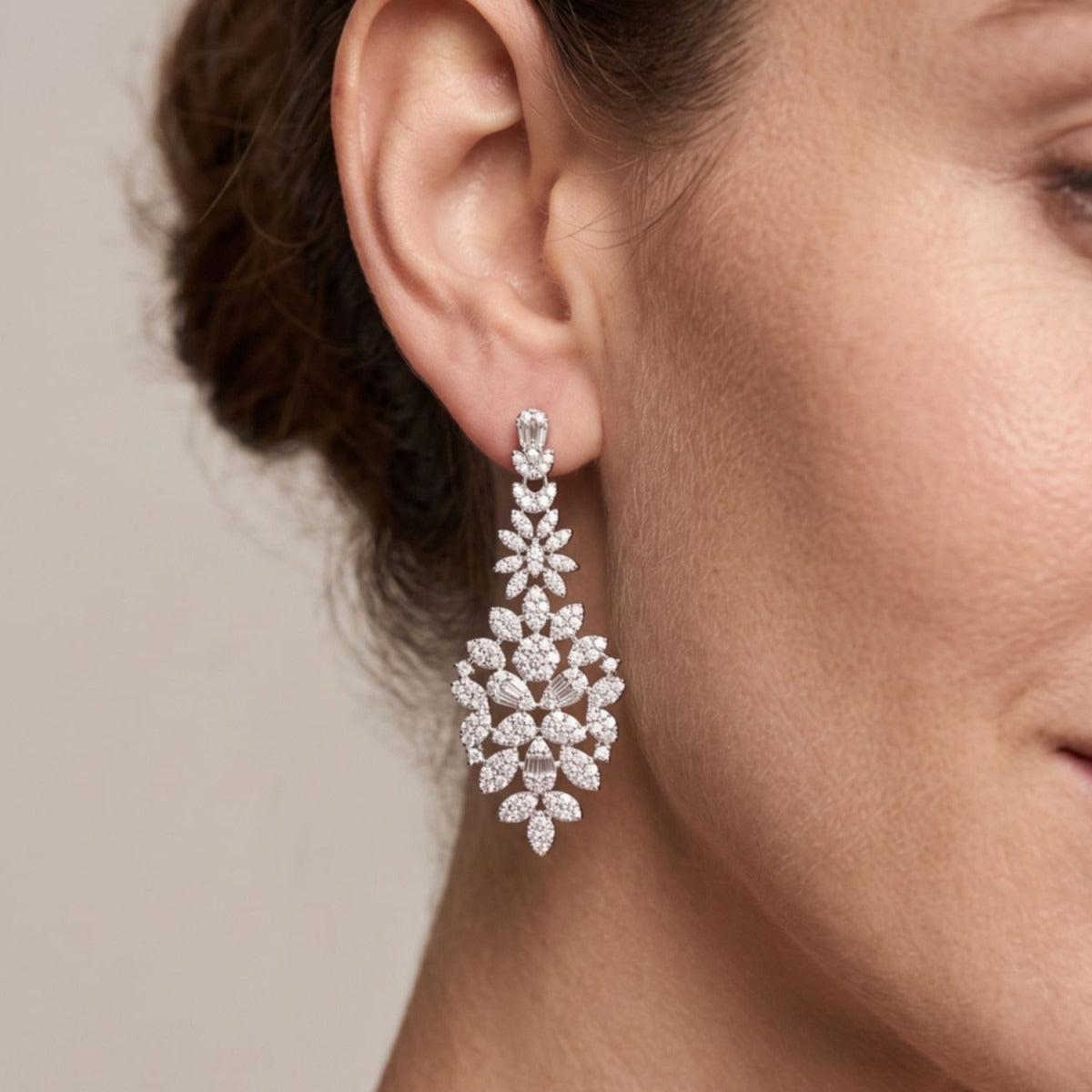Pendientes hepburn plata de ley con circonitas blancas puestos en la oreja