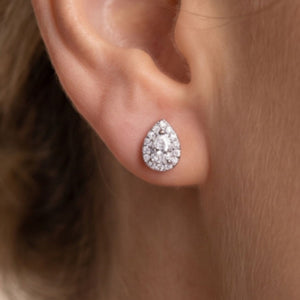 Pendientes gota plata de ley con circonitas blancas puestos en la oreja