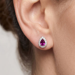 Pendientes gota plata de ley con circonita roja rubí puestos en la oreja