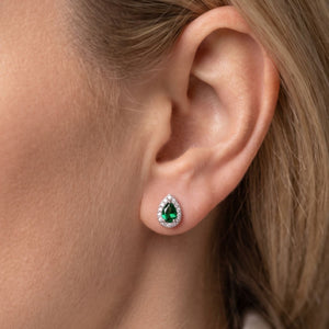 Pendientes gota plata de ley con circonita verde esmeralda puestos en la oreja