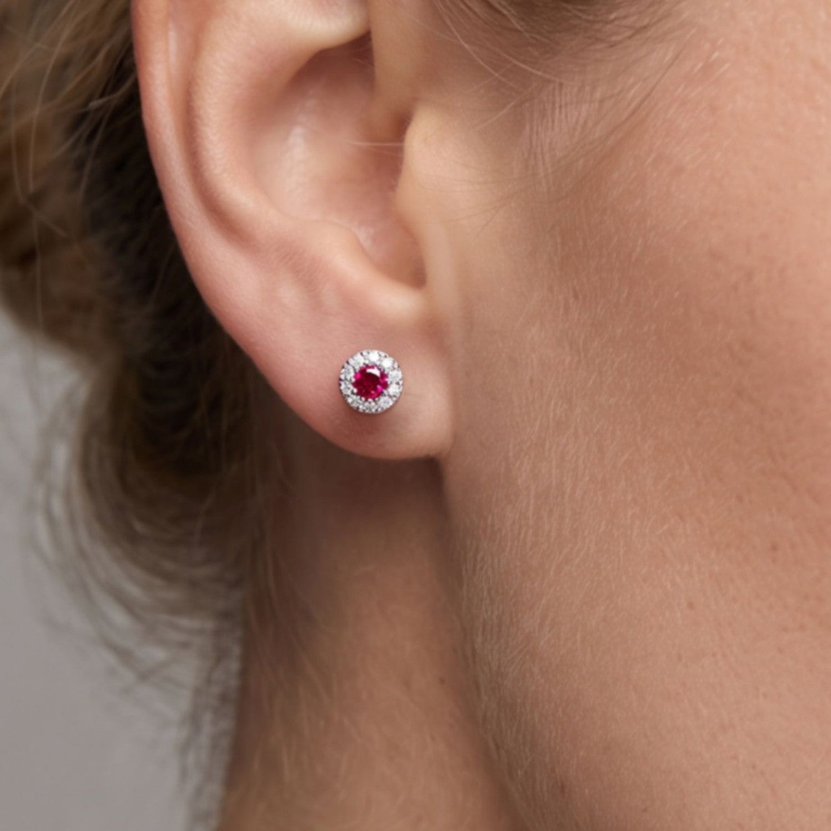 Pendientes círculo plata de ley con circonita roja rubí puestos en la oreja
