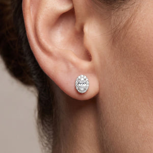 Pendientes óvalo plata de ley con circonitas blancas puestos en la oreja