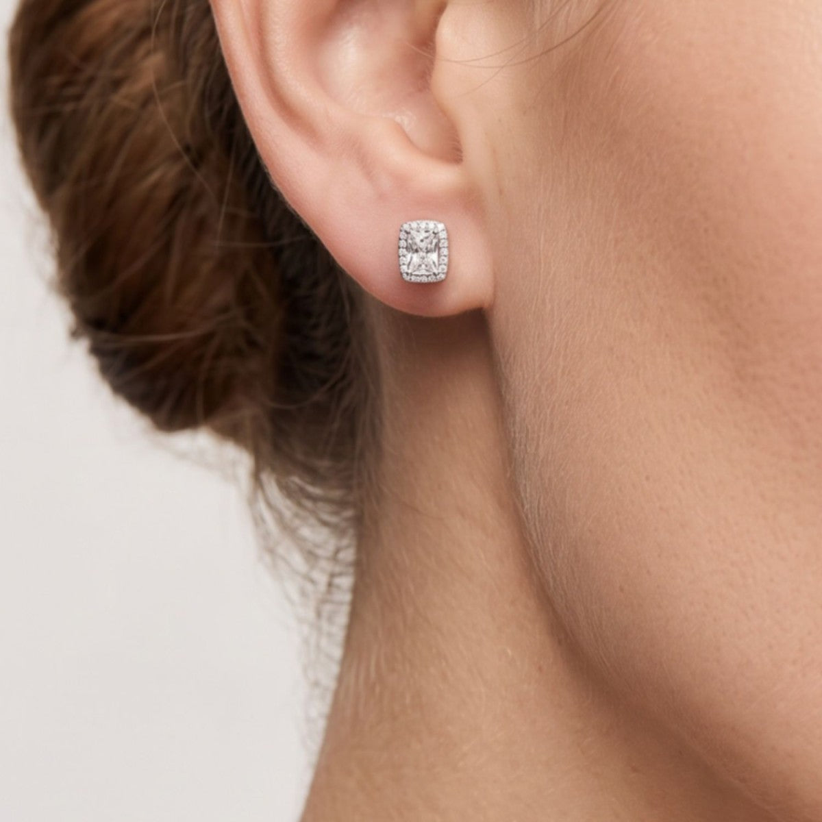 Pendientes cuadrado plata de ley con circonitas blancas puestos en la oreja