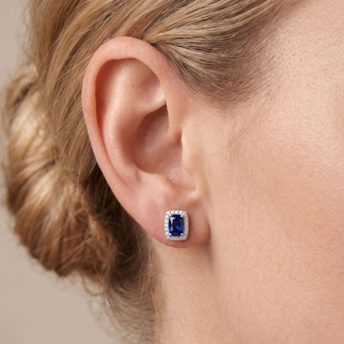 Pendientes cuadrado plata de ley con circonita azul zafiro puestos en la oreja