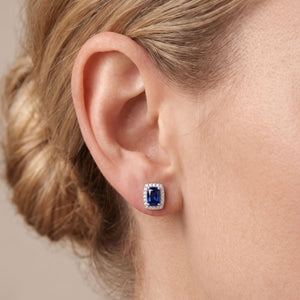 Pendientes cuadrado plata de ley con circonita azul zafiro puestos en la oreja