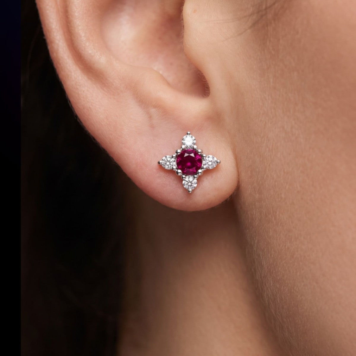 Pendientes tulipán plata de ley con circonita roja rubí puestos en la oreja