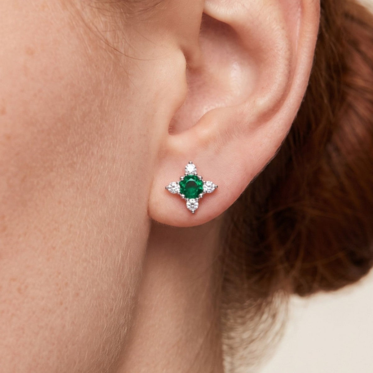 Pendientes tulipán plata de ley con circonita verde esmeralda puestos en la oreja