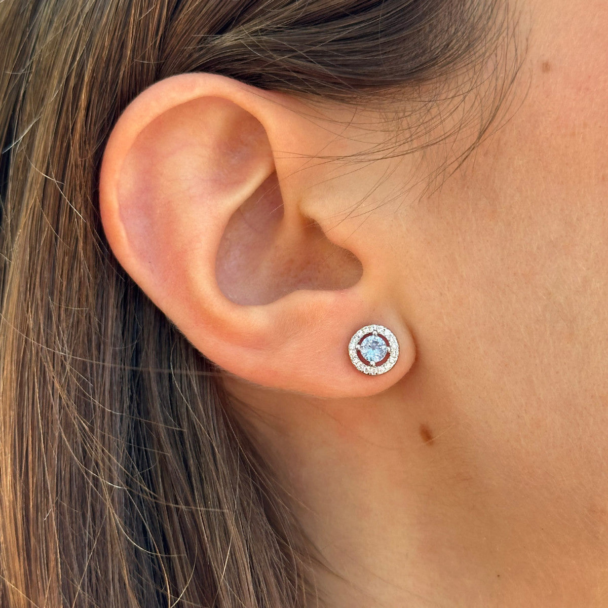Pendientes de plata de ley 925 con circonita redonda color aguamarina orlada de circonitas blancas