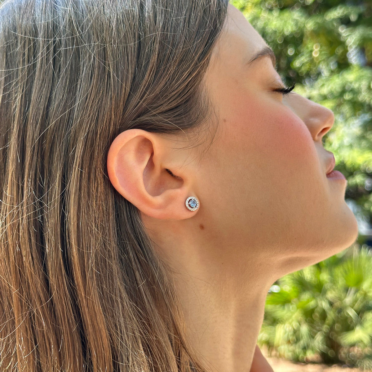 Pendientes de plata de ley 925 con circonita redonda color aguamarina orlada de circonitas blancas