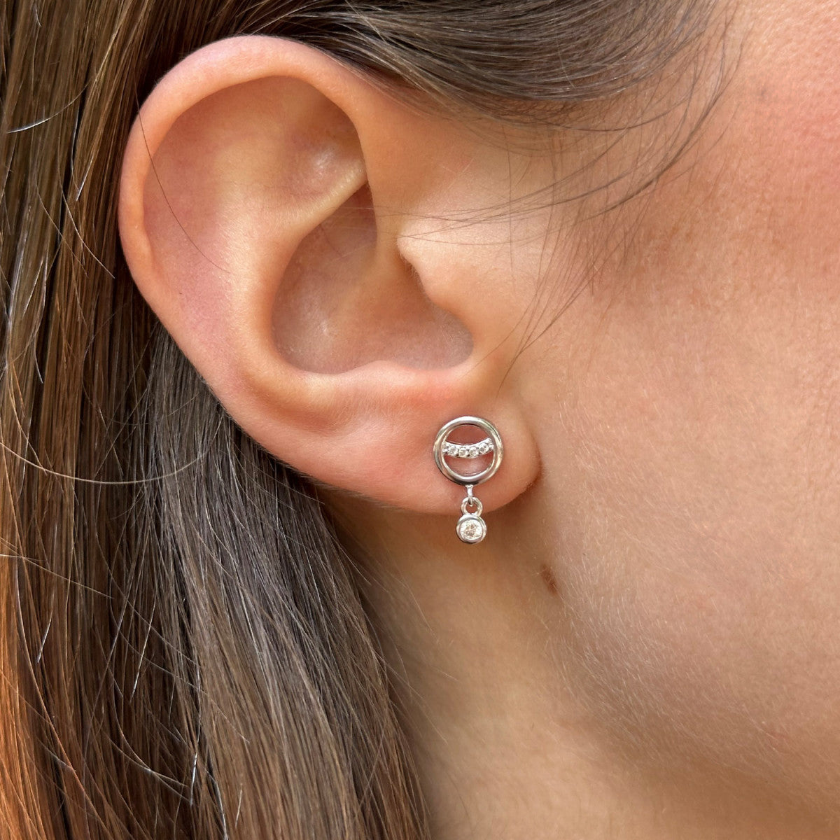 Pendientes de plata de ley 925 con círculo y sonrisa de circonitas blancas