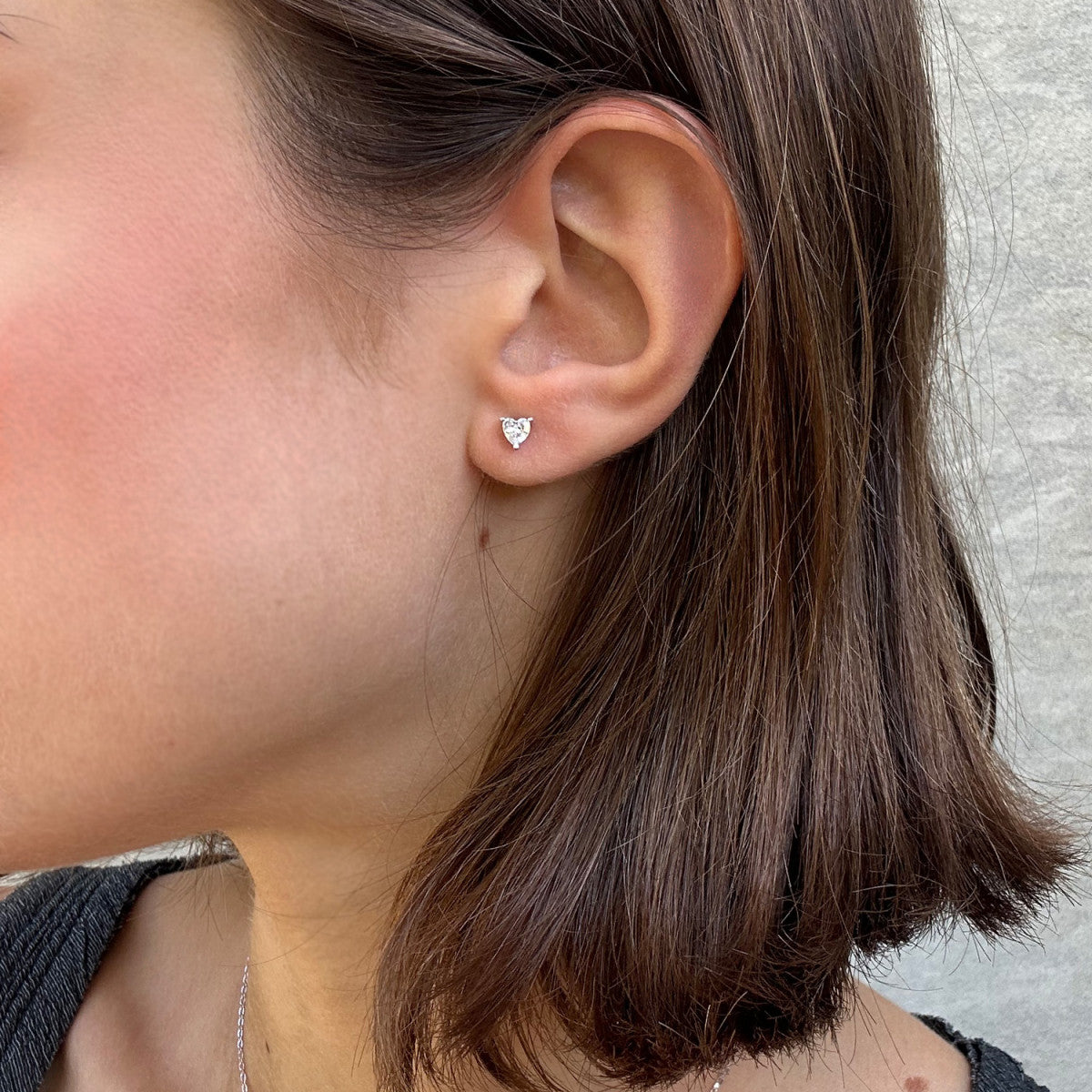 Pendientes de plata de ley 925 con circonita talla corazón de 4 mm