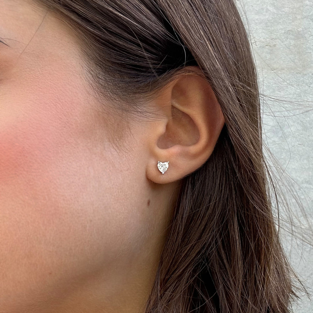 Pendientes de plata de ley 925 con circonita talla corazón de 5 mm en garras
