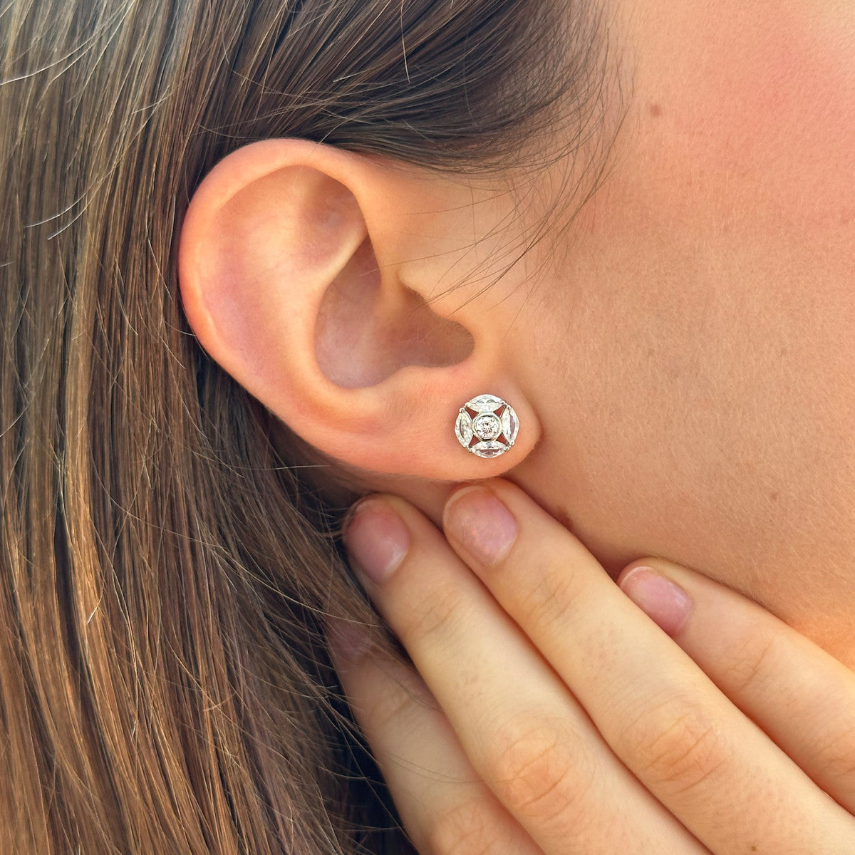 Pendientes de plata de ley 925 de la línea Elegance con rosetón orlado de circonitas