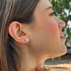 Pendientes de plata de ley 925 Elegance con flor abierta de circonitas blancas