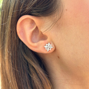 Pendientes de plata de ley 925 Elegance con flor abierta de circonitas blancas