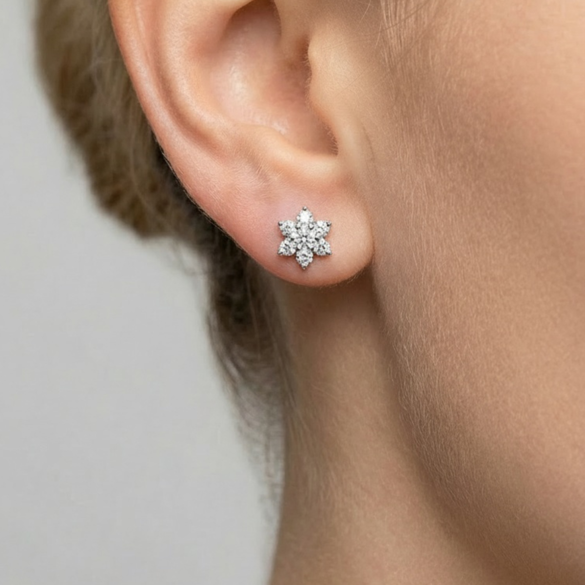 Pendientes mini de plata de ley 925 con flor de circonitas de 5 mm