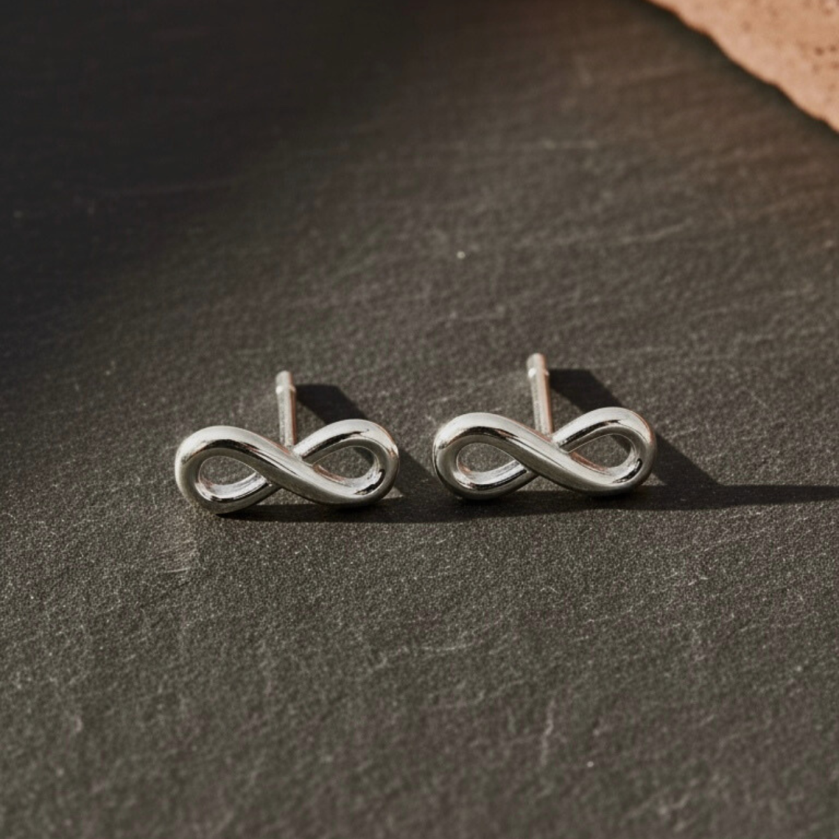 Detalle de los pendientes infinito lisos