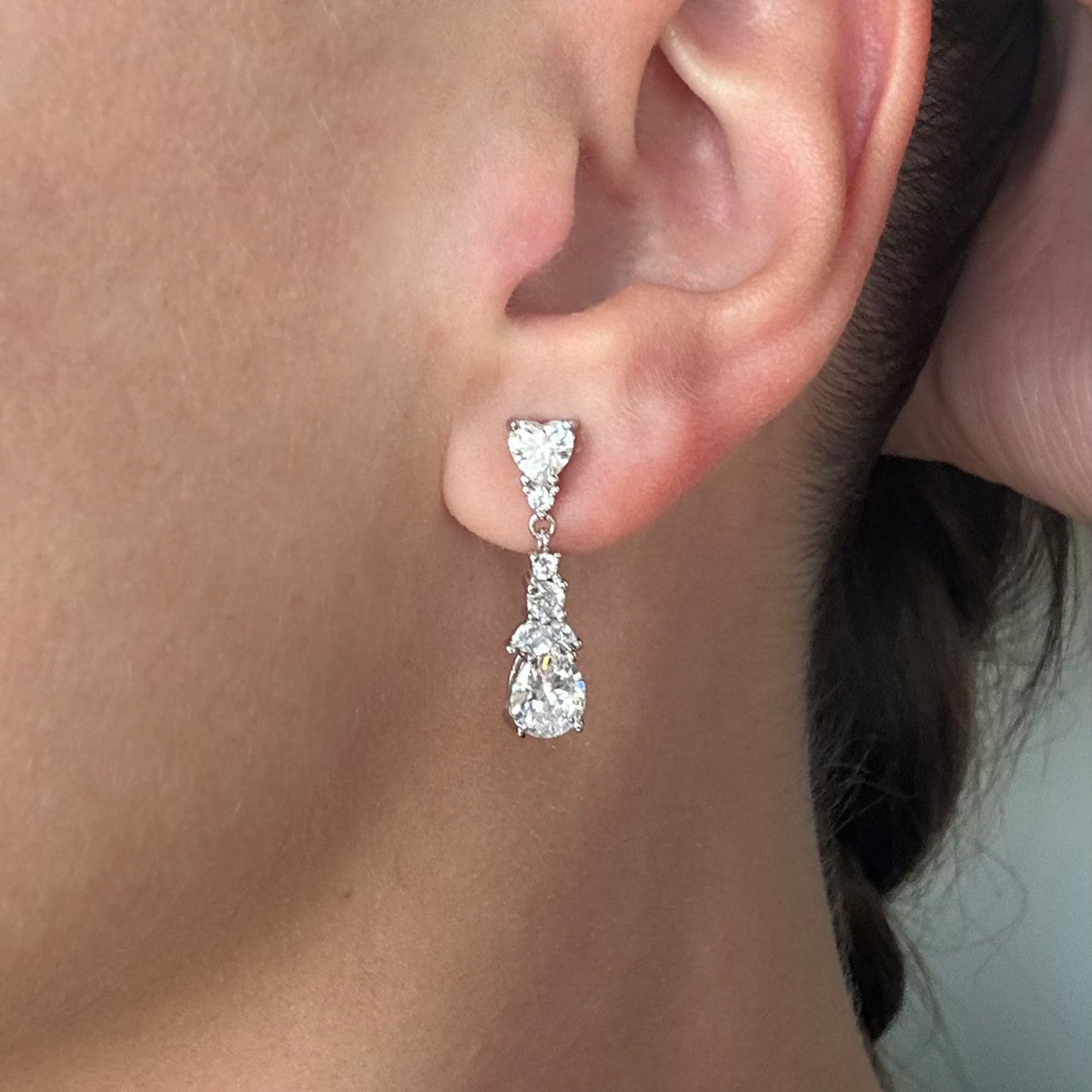 Pendientes largos de plata de ley 925 con corazón de circonitas colgante