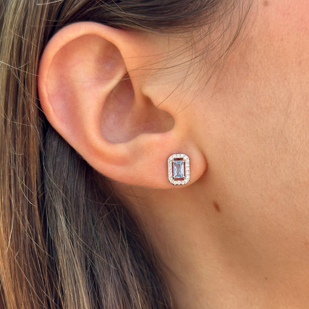 Pendientes de plata de ley 925 con circonita rectangular color aguamarina orlada de blancas