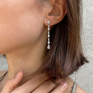 Pendientes elegantes de plata largos con cierre presión y circonitas