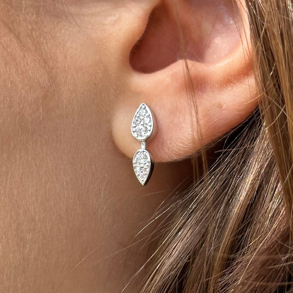 Pendientes de plata de ley 925 con dos navettes de circonitas enfrentadas