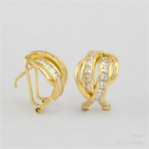 detalle de Pendientes plata 925 chapada en oro, aros cruzados con circonitas en raíles. Cierre omega.