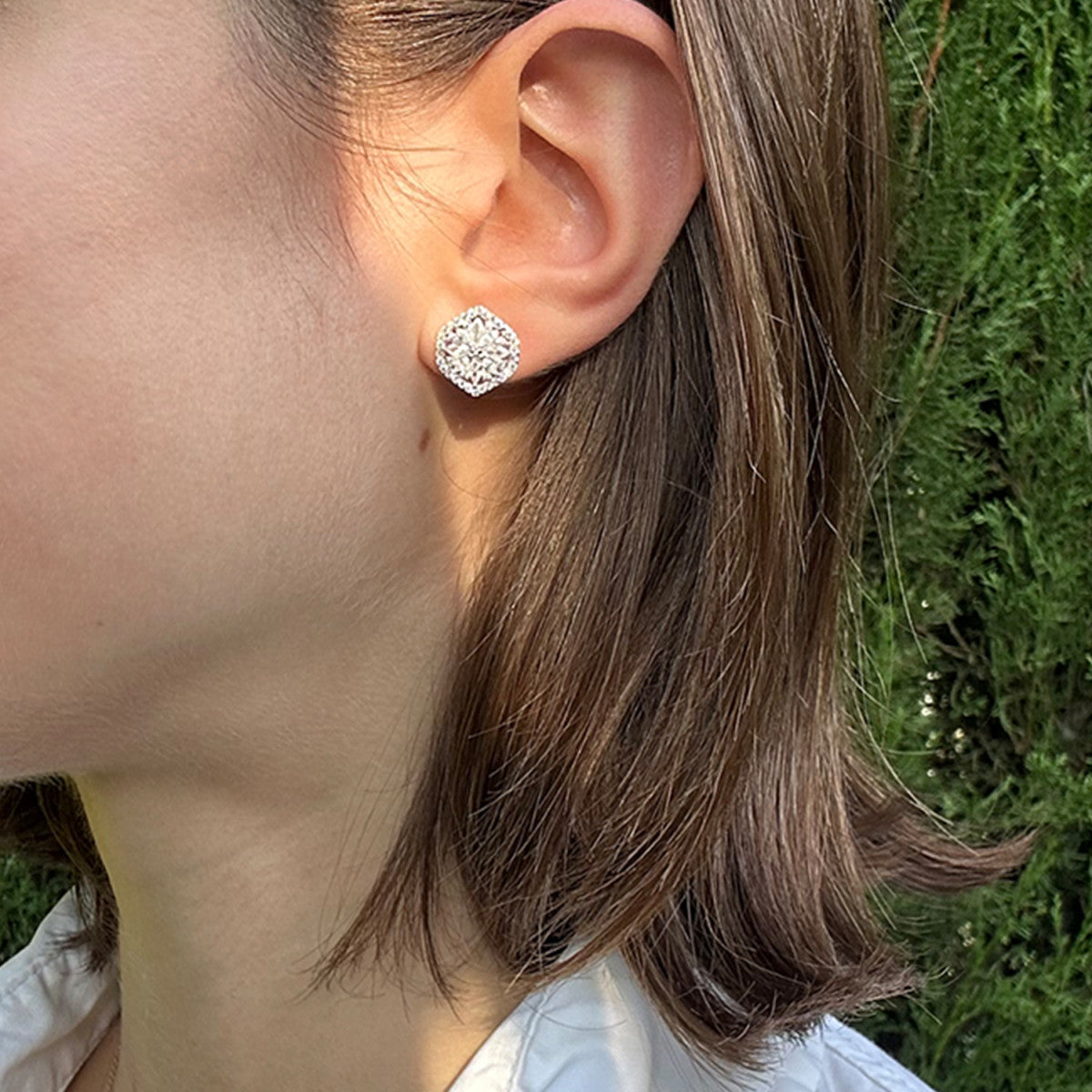 Pendientes de rosetón hexagonal puestos