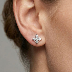 Pendientes de flor de circonitas de 6 mm puestos