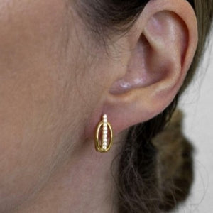 chica con Pendientes plata 925 forma oval con circonitas y cierre catalán. A elegir en rodio o chapado en oro.