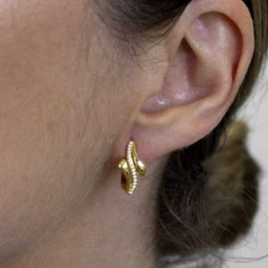 chica con Pendientes plata 925 en forma de lazo con circonitas y cierre catalán.