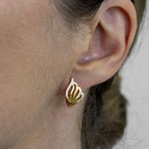 chica con Pendientes plata 925 diseño de hojas con circonitas. Cierre catalán. A elegir en rodio o chapado en oro