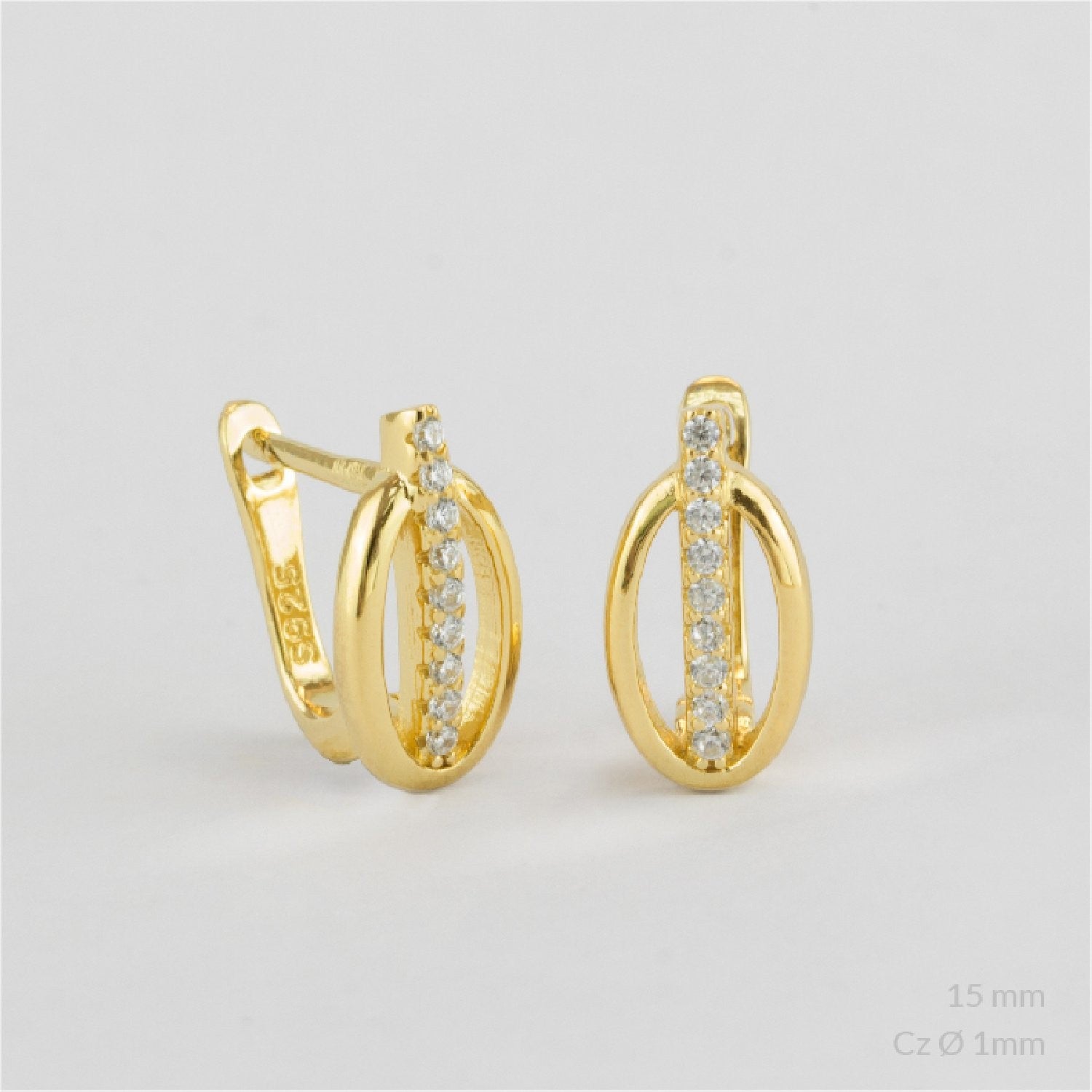 zoom de Pendientes plata 925 forma oval con circonitas y cierre catalán. A elegir en rodio o chapado en oro.