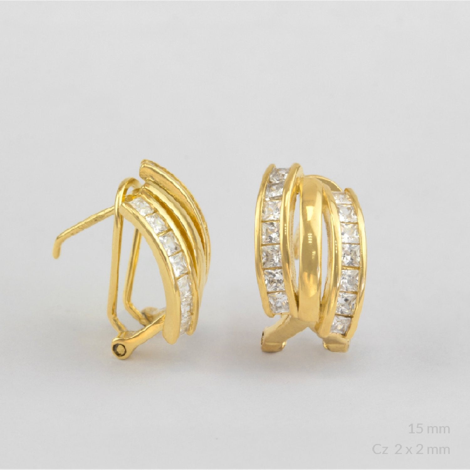 detalle de Pendientes de plata 925 chapada en oro con tres aros y banda de circonitas. Cierre omega. Diseño elegante.