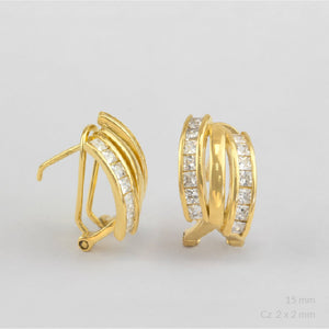 detalle de Pendientes de plata 925 chapada en oro con tres aros y banda de circonitas. Cierre omega. Diseño elegante.