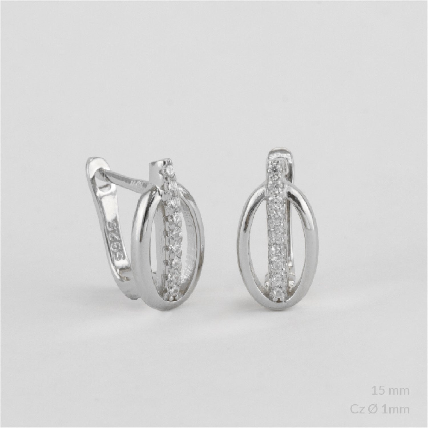 detalle de Pendientes plata 925 forma oval con circonitas y cierre catalán. A elegir en rodio o chapado en oro.