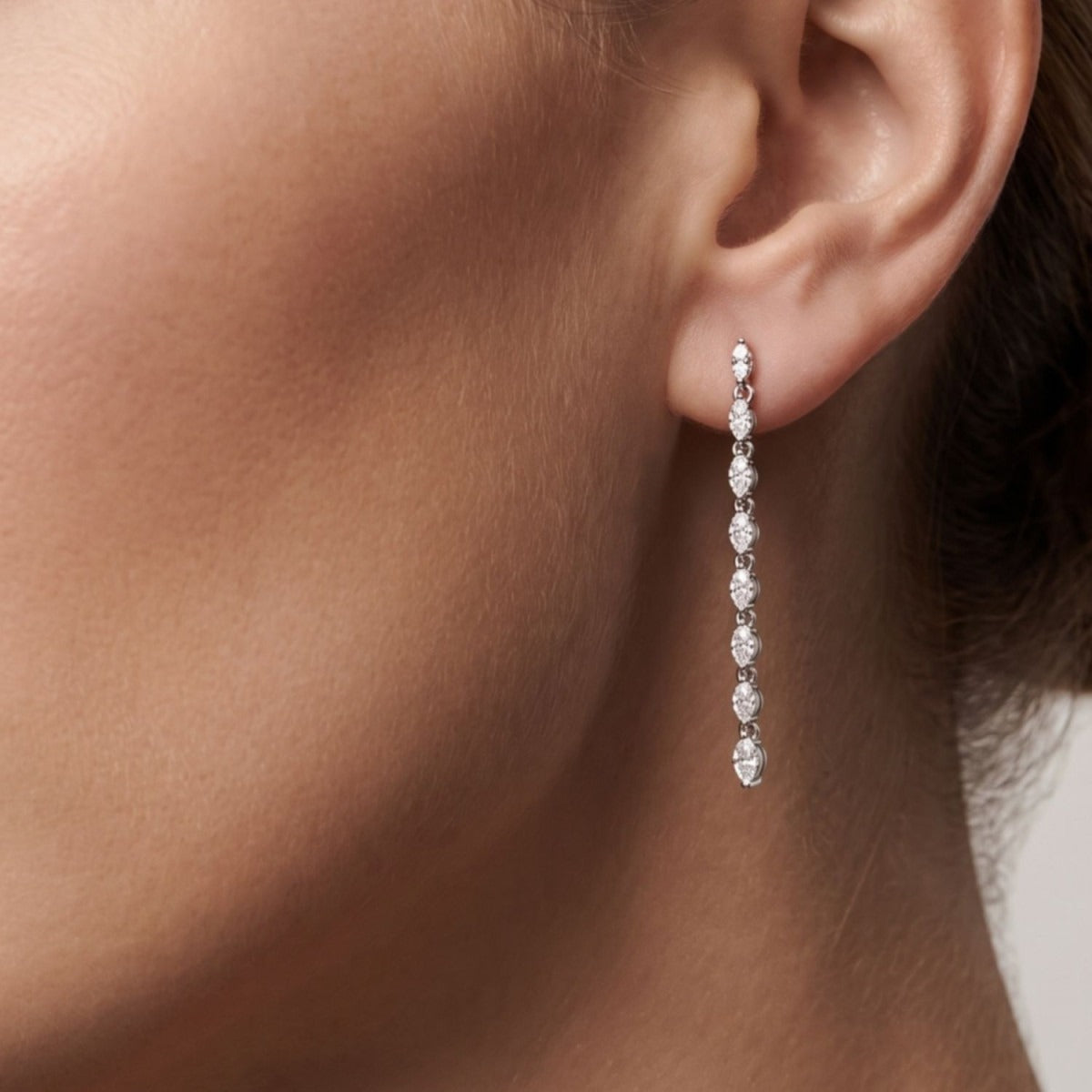 Pendientes navette plata de ley con circonitas blancas puestos en la oreja