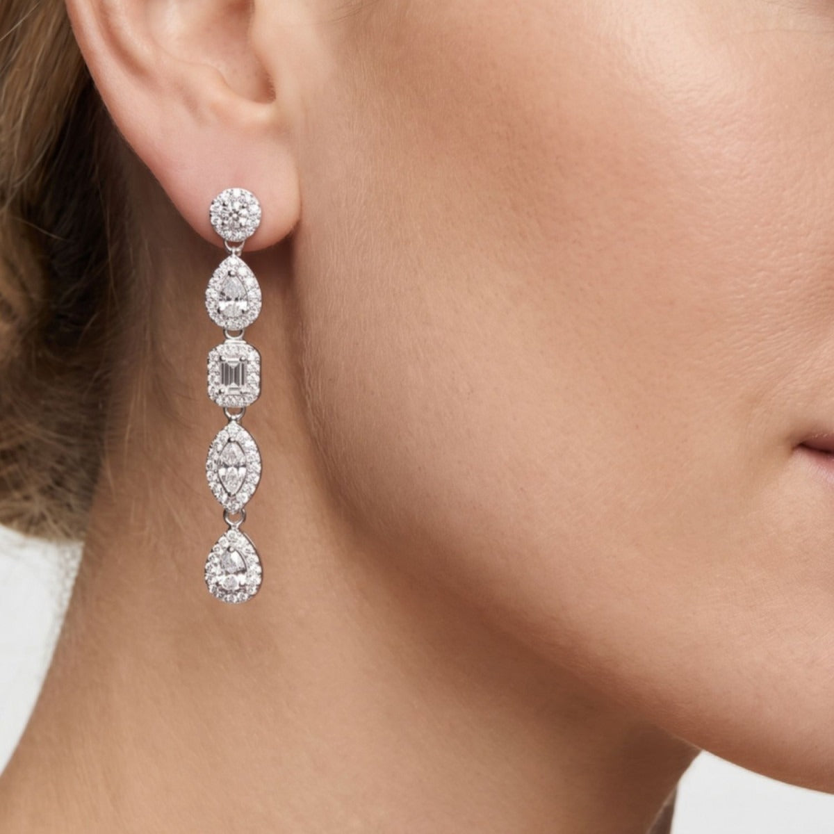 Pendientes mosaico plata de ley con circonitas blancas puestos en la oreja