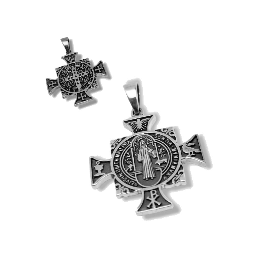 Cruz de San Benito de plata de ley 925 con la medalla del santo en el centro, 32 mm de alto, anverso y reverso