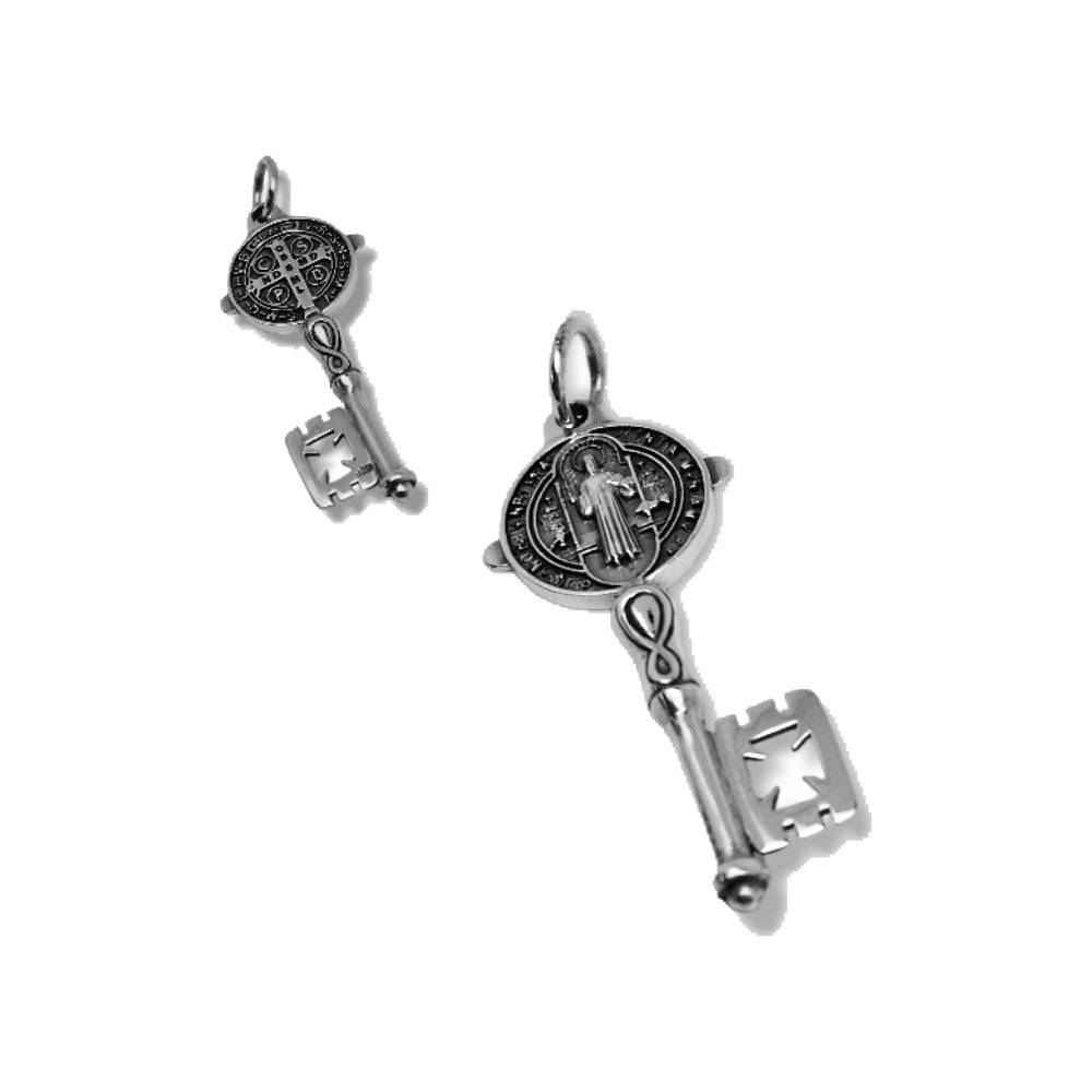 Colgante en forma de llave con la medalla de San Benito de plata de ley 925, 45 mm de alto, anverso y reverso