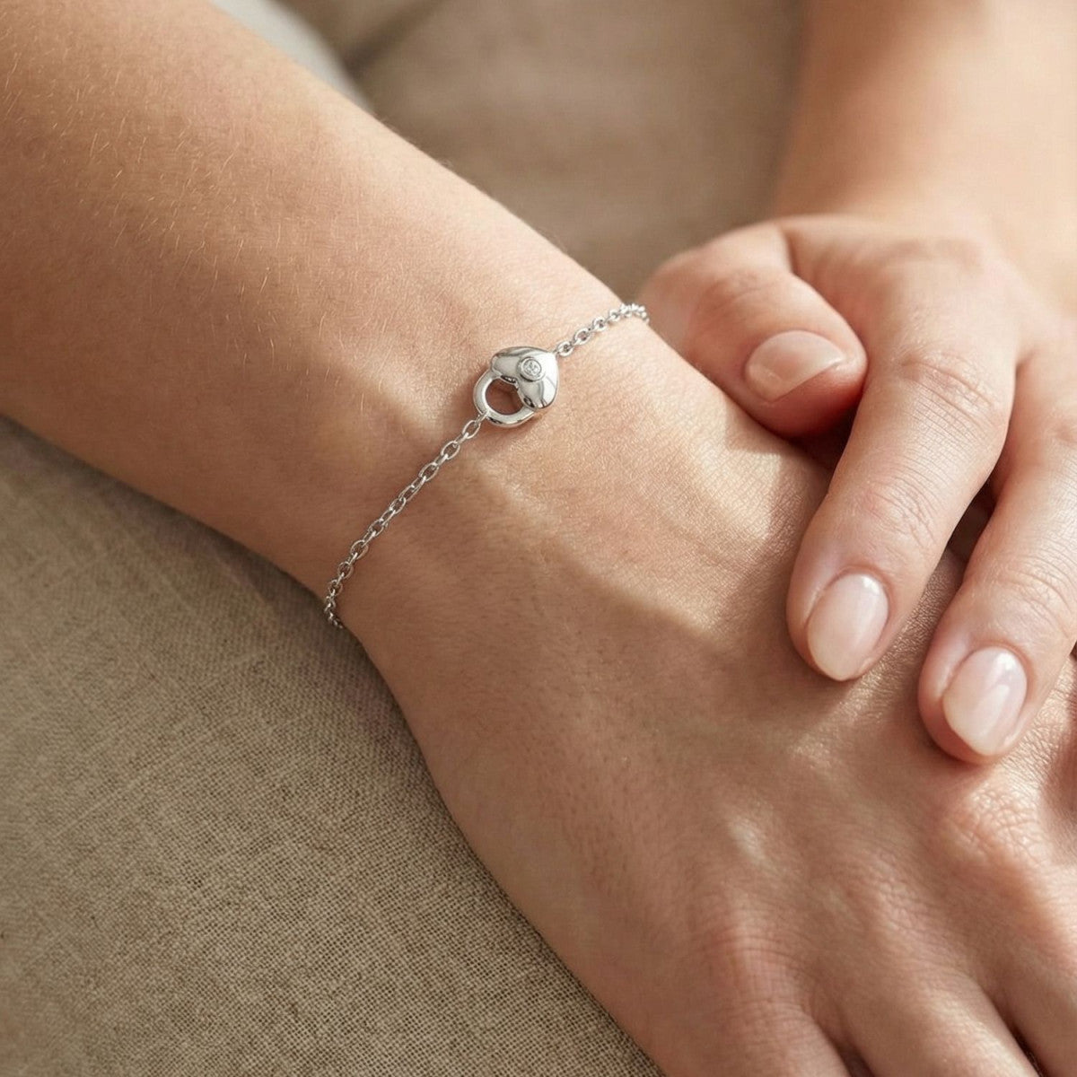 Pulsera candado corazón de plata puesta