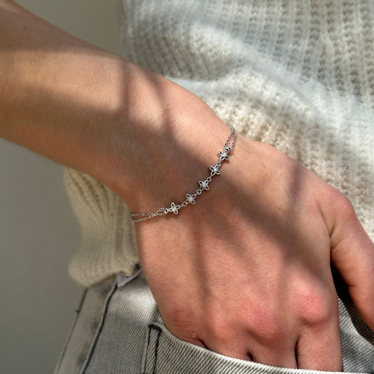 Pulsera de plata de ley 925 con cinco flores de circonitas en el centro