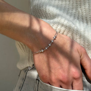Pulsera de plata de ley 925 con cinco flores de circonitas en el centro