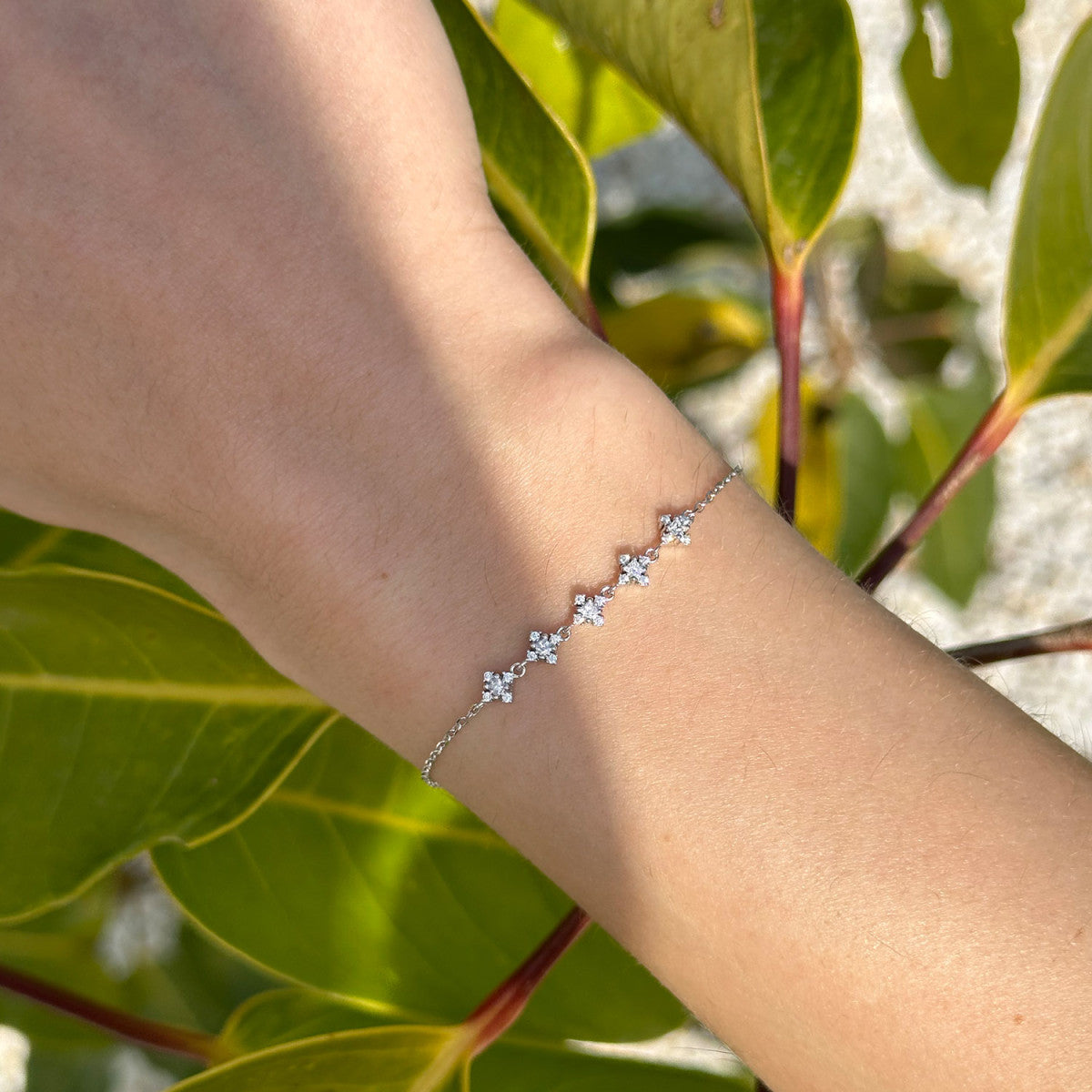Pulsera de plata de ley 925 con cinco rombos de circonitas sobre cadena fina