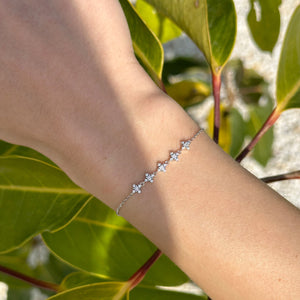 Pulsera de plata de ley 925 con cinco rombos de circonitas sobre cadena fina