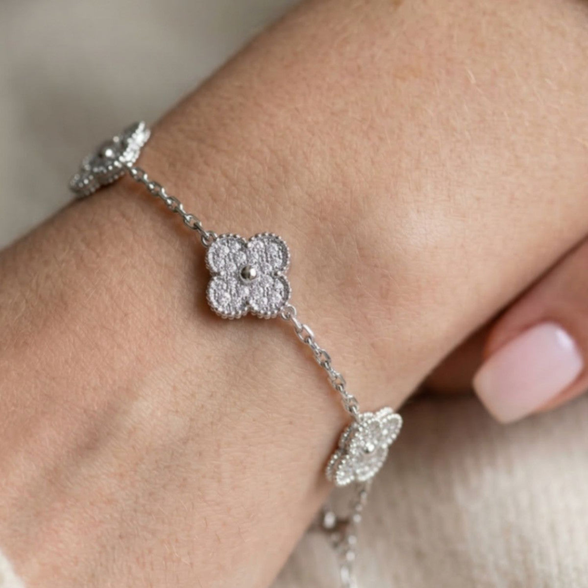 Detalle de la pulsera de tréboles de circonitas
