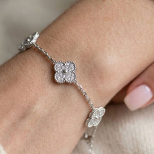 Detalle de la pulsera de tréboles de circonitas