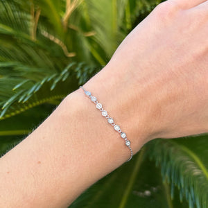 Pulsera fina de circonitas puesta